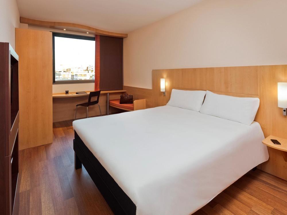 Hotel Ibis Barcelona Centro Esterno foto
