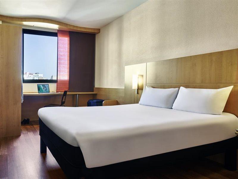 Hotel Ibis Barcelona Centro Esterno foto