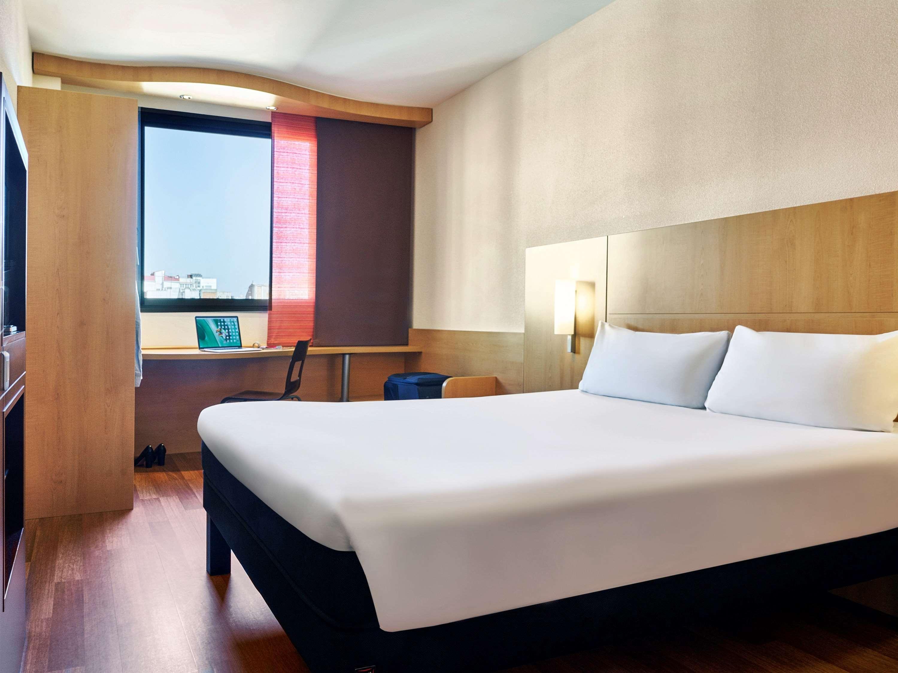 Hotel Ibis Barcelona Centro Esterno foto