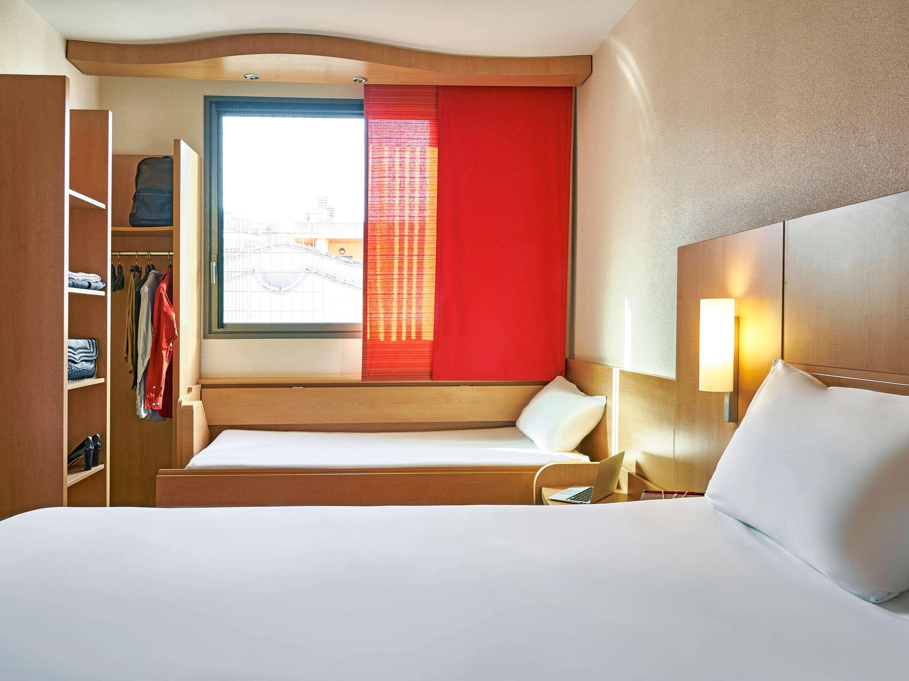 Hotel Ibis Barcelona Centro Esterno foto