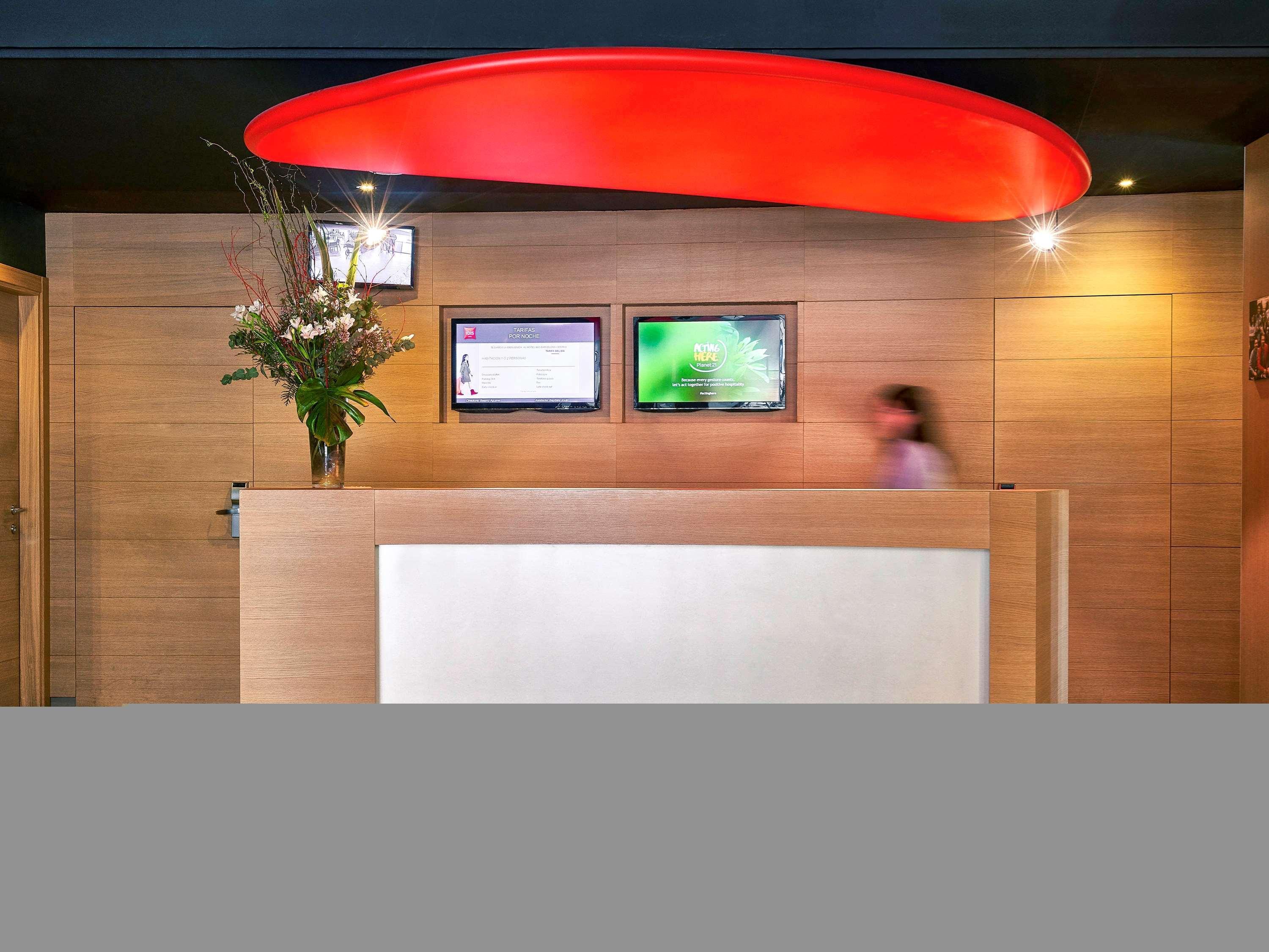 Hotel Ibis Barcelona Centro Esterno foto