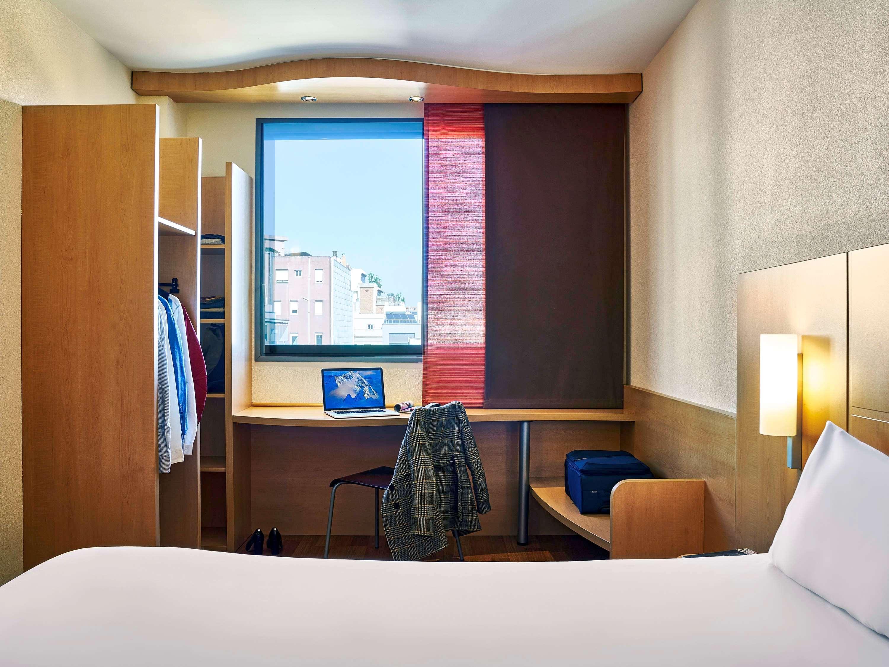 Hotel Ibis Barcelona Centro Esterno foto