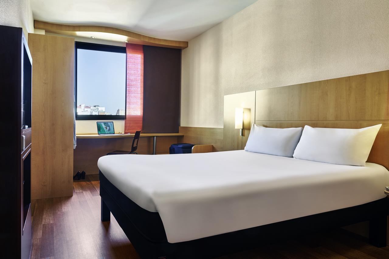 Hotel Ibis Barcelona Centro Esterno foto